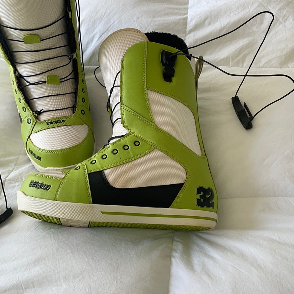 Snowboard boots